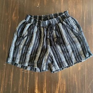 Briggs Shorts. Size S. Linen and rayon. 2 big front pockets. 2 back pockets
